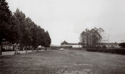 847661 Gezicht op de aanleg van het spoorwegviaduct over de Cartesiusweg te Utrecht, vanaf een open terrein aan de ...